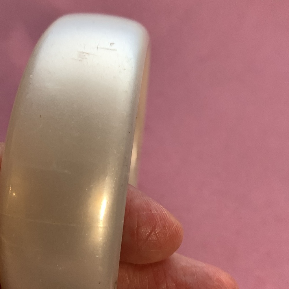 White wide bangle - Picture 7 of 7